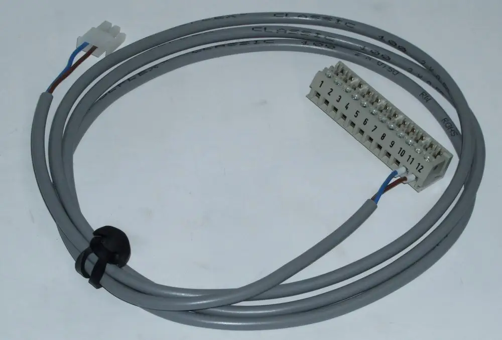 Graues Kabel mit Stecker und 12-poligem Anschluss, verwendet in Heizsystemen, erkennbar als Daikin-Komponente, die in Rotex-Hardware integriert ist.